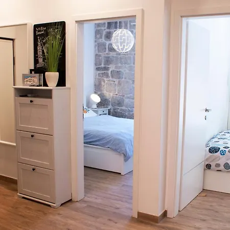 Lilly Apartment Split